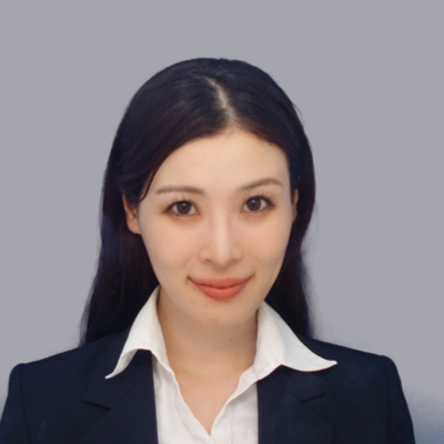 紺のスーツに白いシャツ姿の坂本美穂